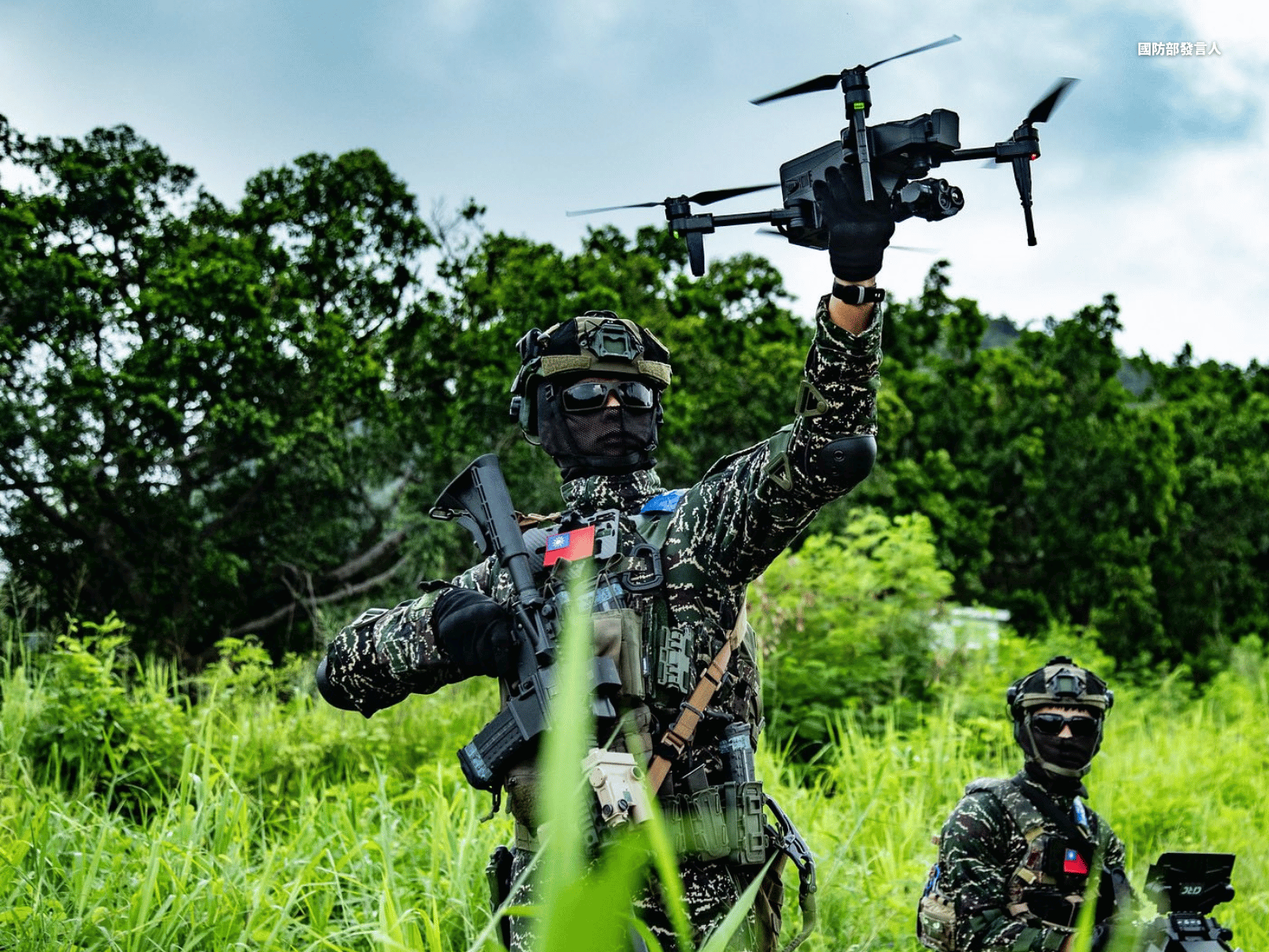 海軍陸戰隊員操作偵察無人機。(國防部發言人)