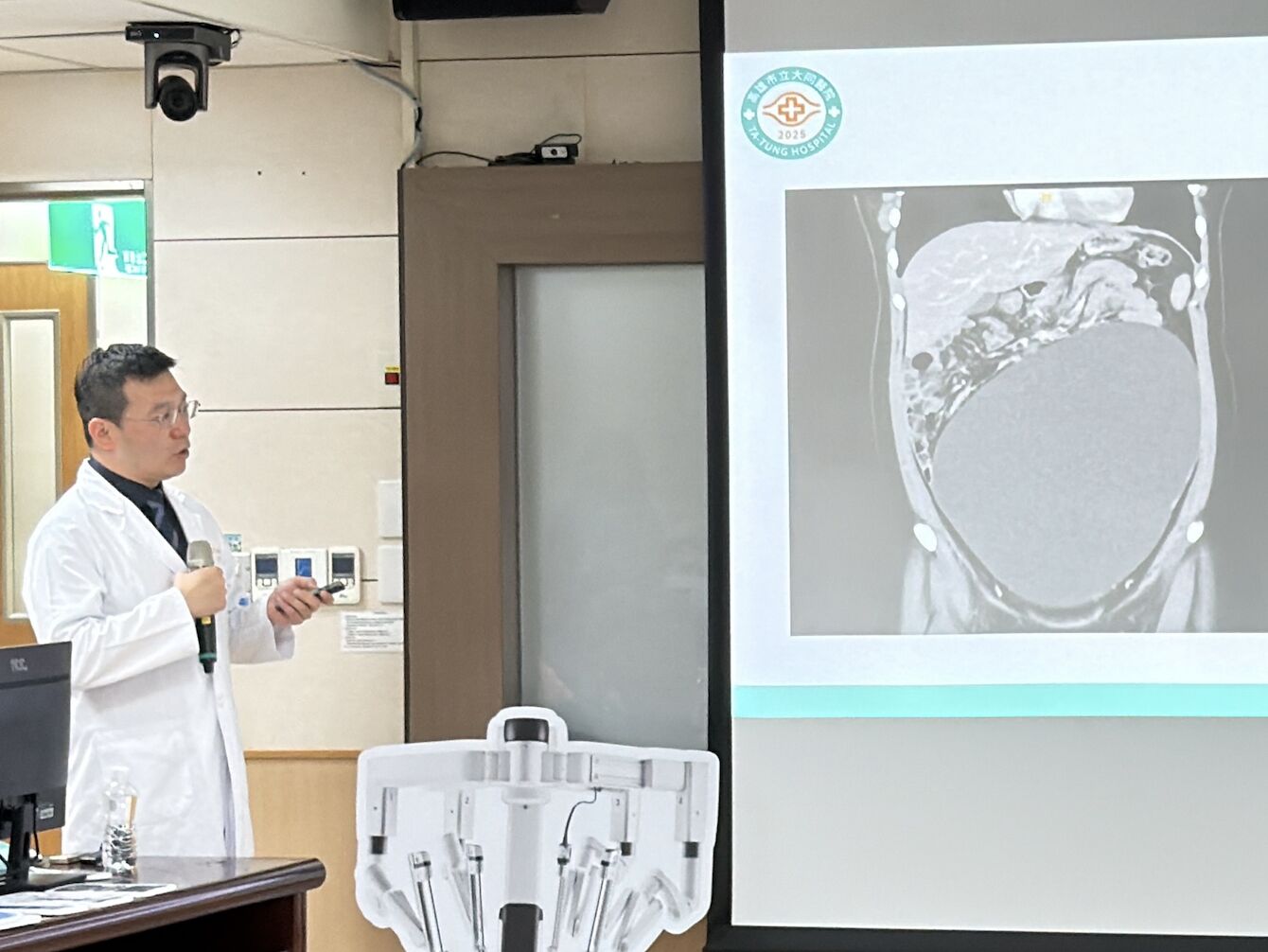 19歲女大生月經異常才知藏「30cm巨腫瘤」 機械手臂順利拆彈 210 19歲女大生月經異常才知藏「30cm巨腫瘤」 機械手臂順利拆彈 209
