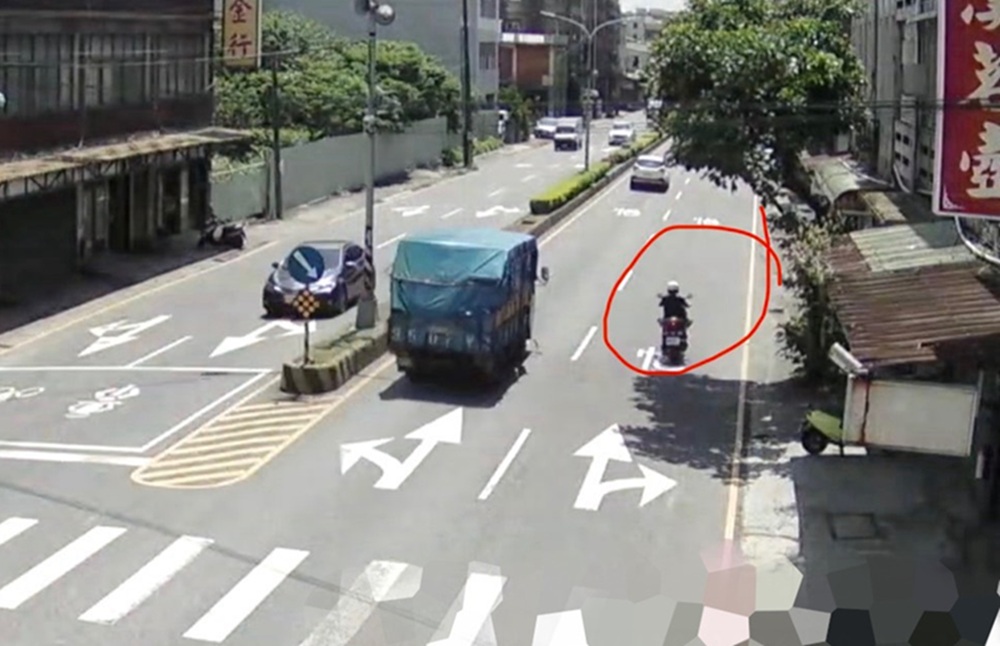 騎機車精神恍惚流口水 44歲通緝犯涉毒駕還衝撞員警 202 cnews204260629a02