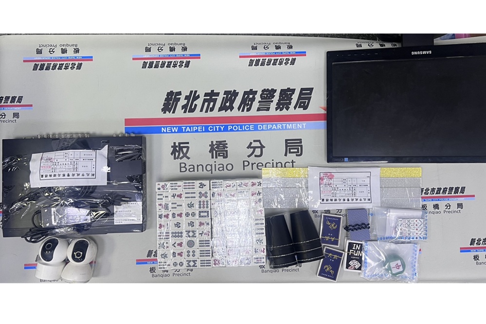 夾娃娃機店暗藏麻將賭場 警破門逮4賭客竟還有少年上桌 202 cnews204260629a10
