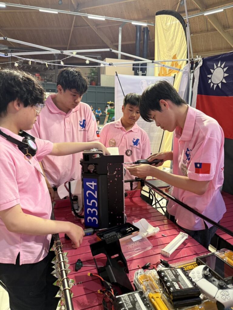 VIS國際實驗教育機器人研究社面對困境不放棄,主動向各國參賽隊伍尋求協助。募集淘汰零件,重新組裝一台可參賽的機器人。(圖/台北市VIS國際實驗高中提供)