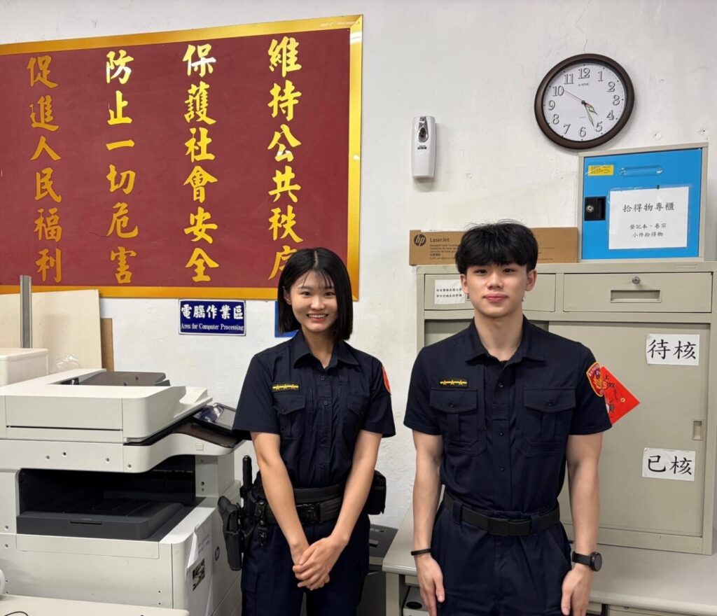 內湖分局大湖派出所警員崔瑞琪(左)、林冠勛(右)。(圖/記者薛秀蓮 翻攝)