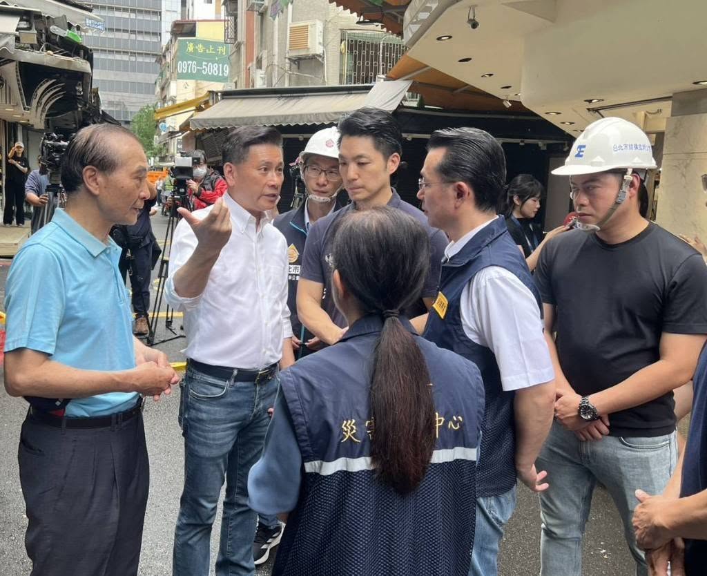北市松山路塌陷撤8戶,議長戴錫欽陪蔣萬安市長視察。(圖/戴錫欽粉專)