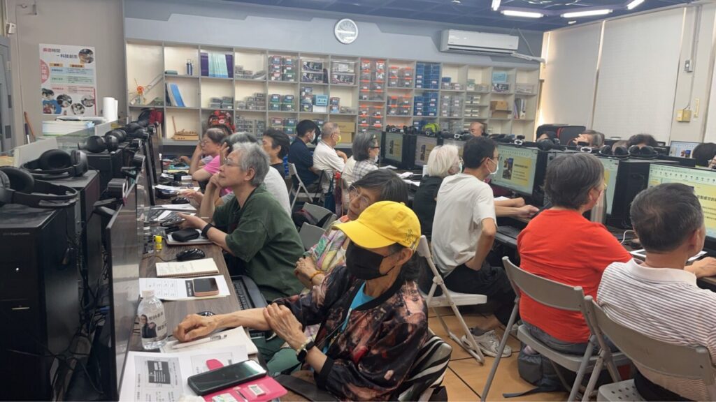 文山銀髮人才服務據點提供-銀髮夥伴認真投入電腦課程,展現終身學習的熱忱。(圖/文山銀髮人才服務據點題供)