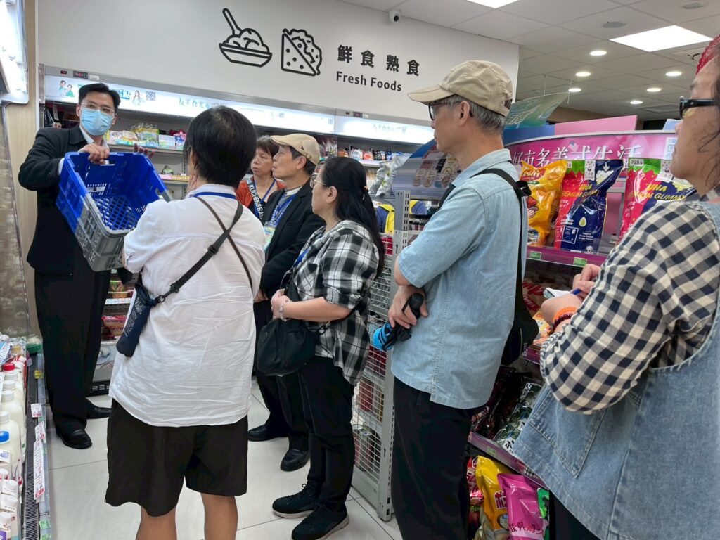 文山銀髮人才服務據點提供- 學員參加職場體驗,深入了解服務業職場樣貌,探索未來職涯方向。(圖/文山銀髮人才服務據點題供)