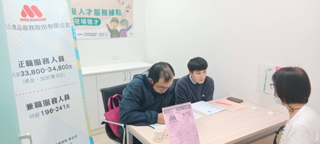 文山銀髮人才服務據點提供-文山銀髮人才服務據點辦理現場徵才,協助中高齡求職者掌握就業機會。(圖/文山銀髮人才服務據點題供)