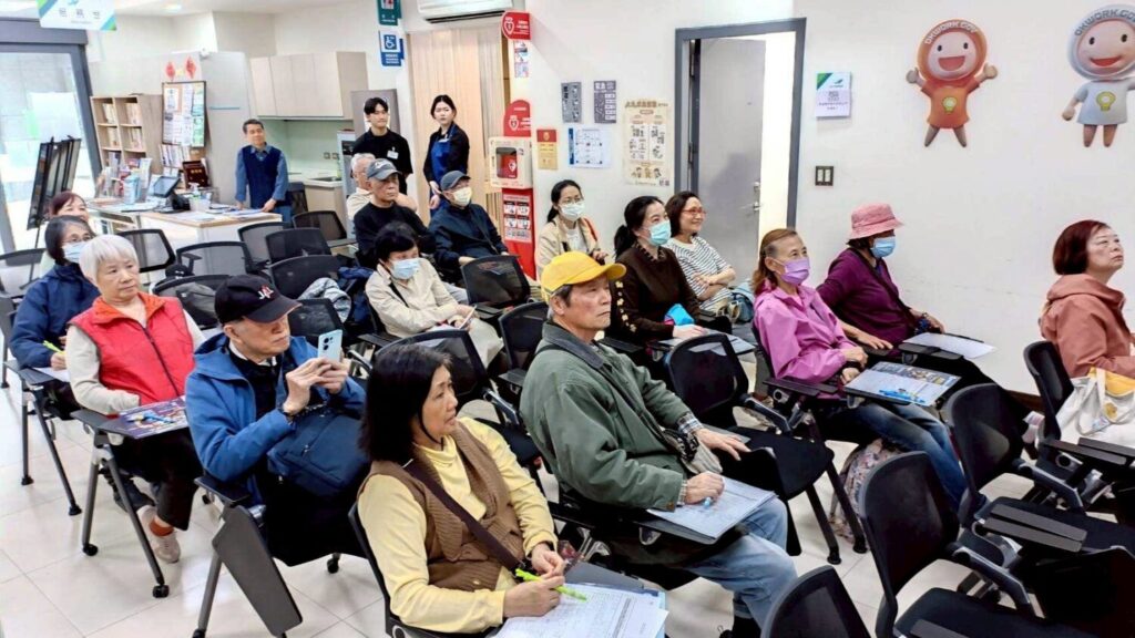 民眾專注聆聽企業簡介。(圖/南港銀髮人才服務據點題供)