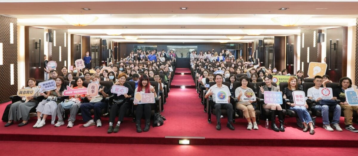 ▲高雄市勞工局舉辦職人分享講座,邀請知名個人品牌創作者九粒Jolie分享「顯化理想人生」,吸引逾百位民眾到場聆聽。