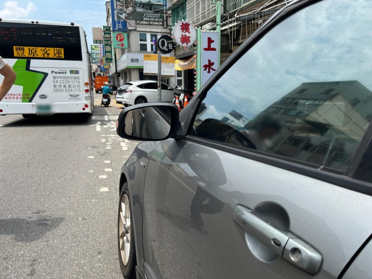 ▲男子停車檢查發現,其車子左後照鏡因撞擊導致電動收折功能故障,氣憤之餘立即報警求助。