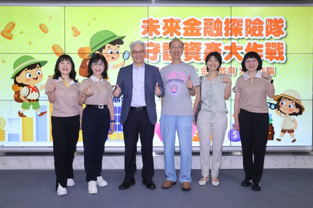 ▲彰銀6月27至28日於台灣金融研訓院舉辦「未來金融探險隊｜守護資產大作戰」活動，副總經理陳瑞珍(左2)、法遵長謝雪妮(右1)及金融研訓院院長高一誠 (左3)一同出席。