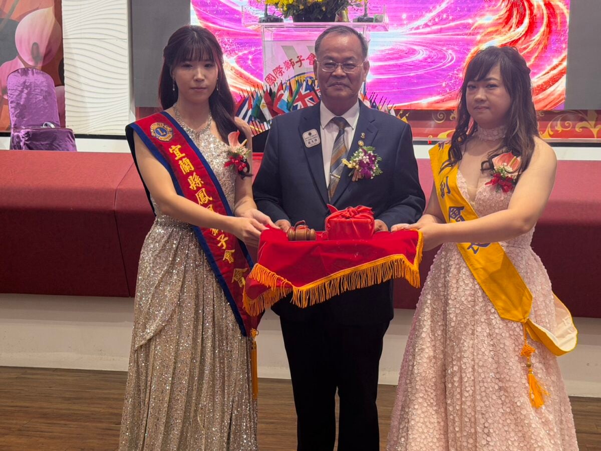 ▲鳳凰會長張廷翊(左)印信移交新任會長陳翠甄(右)。