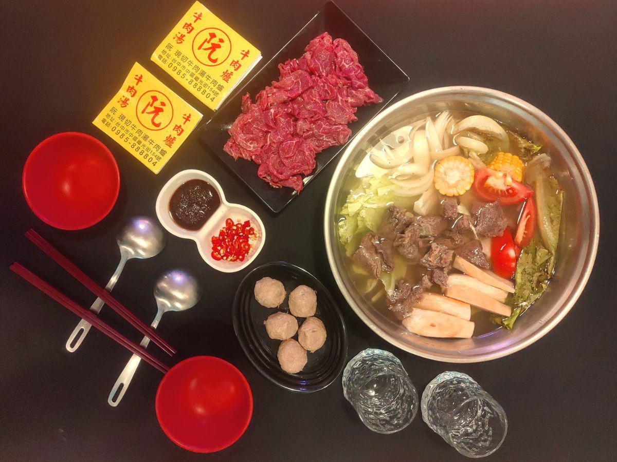 台中隱藏版美食:【阮現切涮牛肉】招牌現切牛肉湯($130),展現職人等級的粉嫩鮮甜(圖/Medick Marketing Ltd.提供)