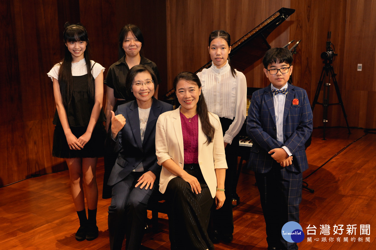 國際鋼琴大師胡瀞云新竹縣現場演奏,並指導四位新竹縣學子琴藝。