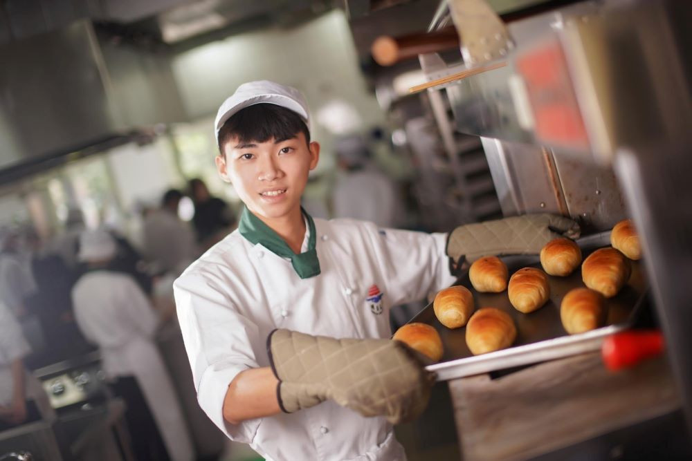 今年共有數十位同學成功取得中餐烹調乙級證照、烘焙食品乙級證照、女子美髮乙級證照,展現學校優質的技職培育成果-學生展現烘焙成果。(圖/明台高中)