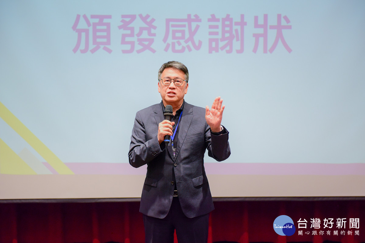 躍馬中原基金會董事長謝建新鼓勵行政同仁持續精進,讓AI創新成果落實校園服務。<br /><br /> <br /><br />