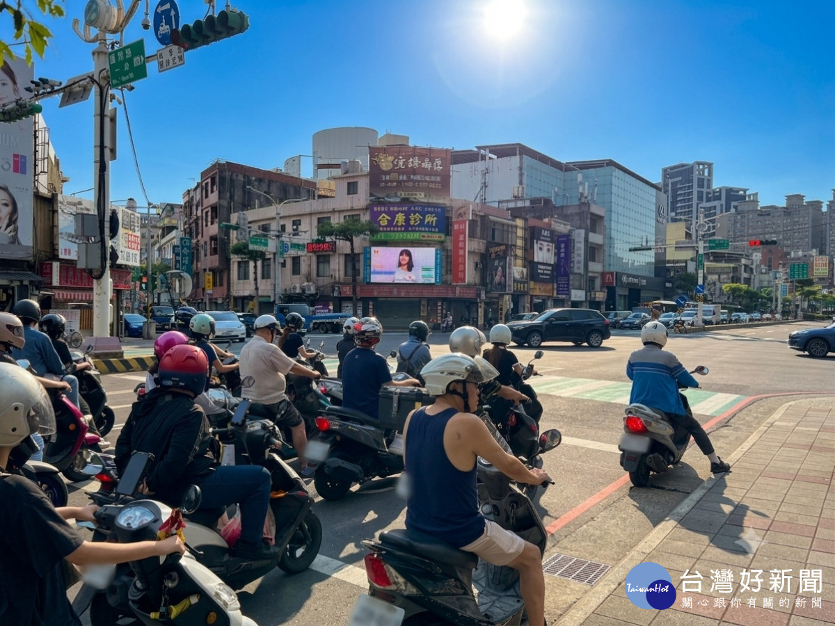 桃園市政府交通局依據各路口的特性分別調整秒數，讓廣大機車族在炎炎夏日中能少吹一點熱風。<br /><br /> <br /><br /> 