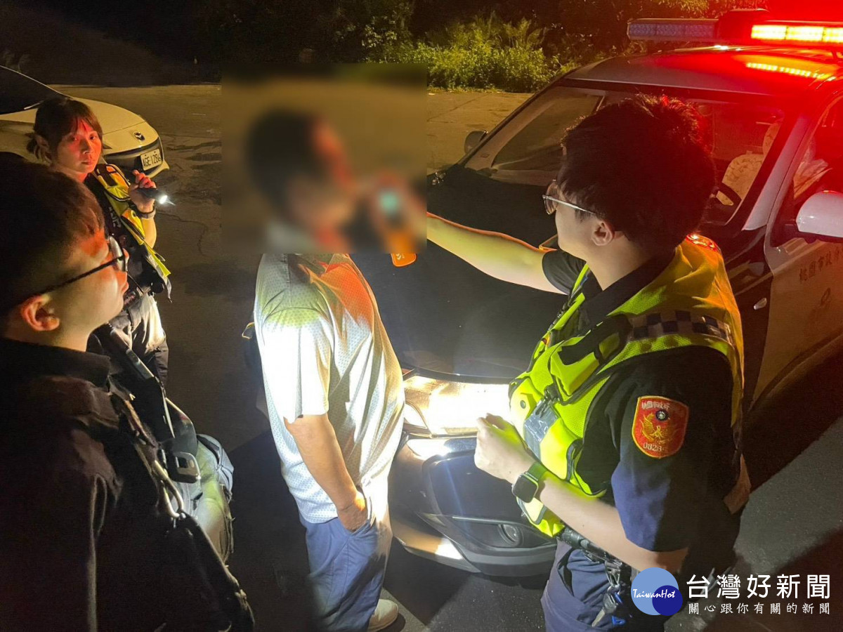 桃園市政府警察局執行全國同步擴大取締毒(酒)駕專案勤務,加強攔查可疑車輛,全面防制毒駕危害交通安全。