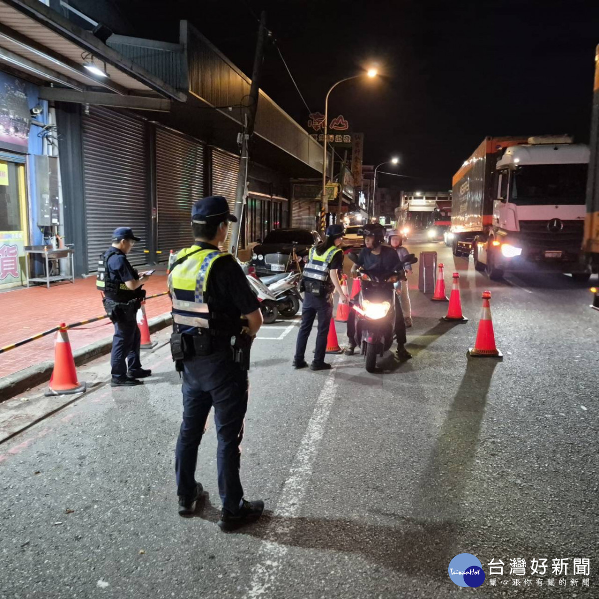 桃園市政府警察局執行全國同步擴大取締毒(酒)駕專案勤務,加強攔查可疑車輛,全面防制毒駕危害交通安全。