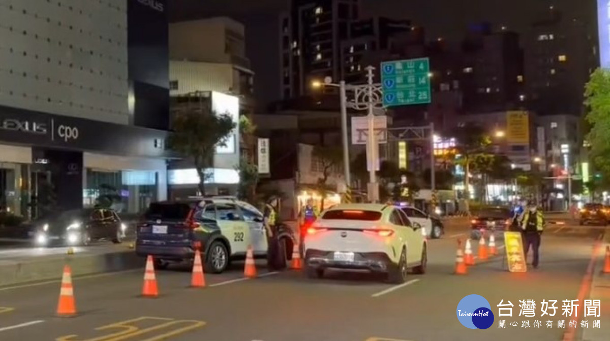 桃園市政府警察局執行全國同步擴大取締毒(酒)駕專案勤務,加強攔查可疑車輛,全面防制毒駕危害交通安全。