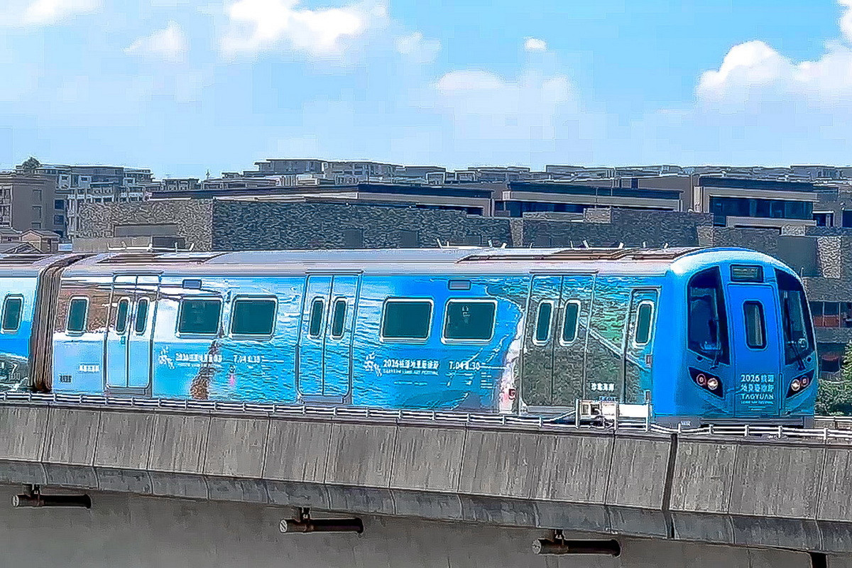 「2026桃園地景藝術節」登場,35公里桃園珍珠海岸「穿」在桃捷彩繪列車上。