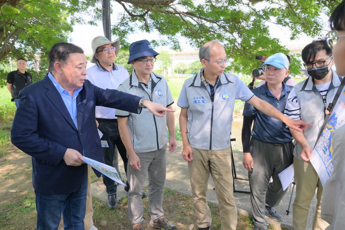桃園市議會議長邱奕勝聽取水局主秘陳文龍說明改善工程。<br /><br /> 