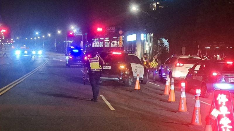 新北警同步取締毒酒駕 618警力掃蕩查獲53件違法 49 《圖說》新北市警察局昨晚配合內政部警政署規劃全國同步取締毒(酒)駕專案勤務。〈警察局提供〉
