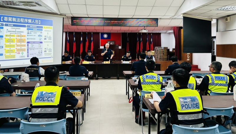 新北警同步取締毒酒駕 618警力掃蕩查獲53件違法 50 《圖說》警察局長方仰寧勤前指示。〈警察局提供〉