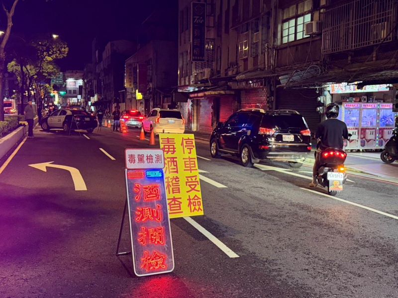 新北警同步取締毒酒駕 618警力掃蕩查獲53件違法 51 《圖說》新北警全國同步取締毒酒駕專案,以具體行動展現打擊毒駕犯罪、維護交通安全的決心。〈警察局提供〉