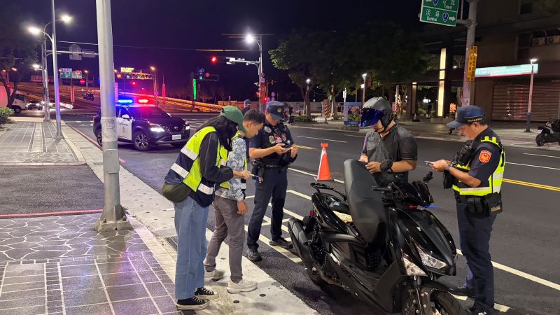暑期護安寧 新北環警監取締噪音車啟動麥噪專案 57 《圖說》環警共同合作打擊噪音車,確保道路安全與市民生活品質,共同維護安寧的居住環境。〈環保局提供〉