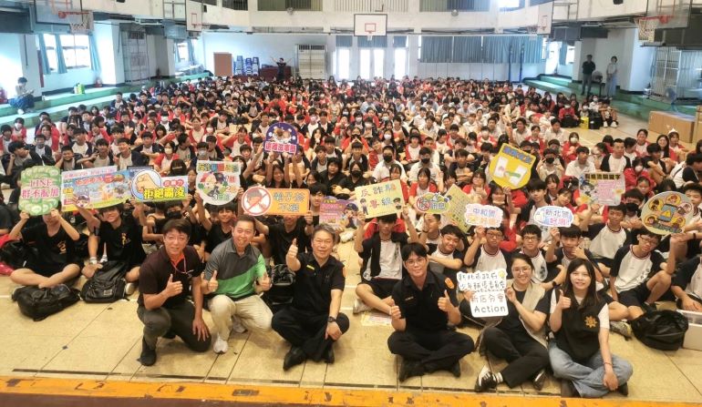 守護青少年暑假安全 中和警長前進校園宣導青春專案 39 《圖說》陳宇桓與積穗國中師生合影。〈中和分局提供〉