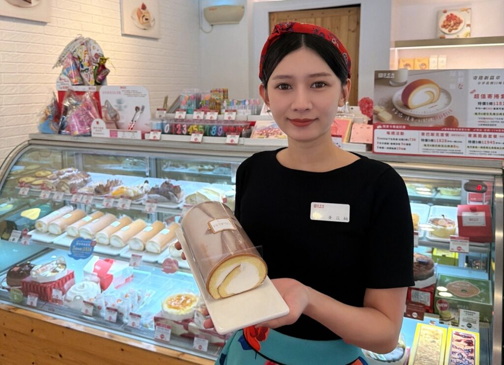 亞尼克台中旗艦店改裝開幕 7/1日起「百元生乳捲」三天熱力開搶 25 歡慶台中旗艦店改裝開幕亞尼克祭出百元生乳捲活動連三天開搶 1024x742 1