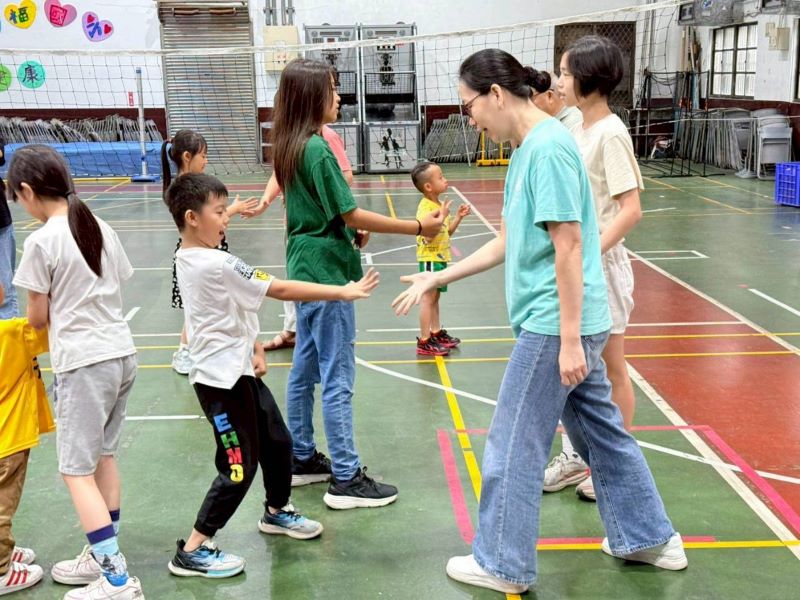 祖孫動起來幸福加溫 新北15校一日營玩出世代好感情 36 《圖說》成福國小祖孫營互動。〈教育局提供〉