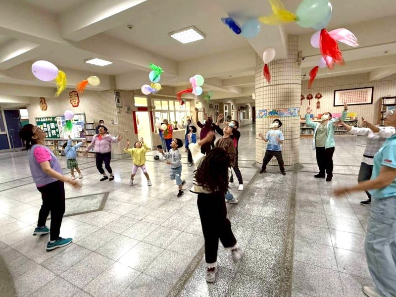 祖孫動起來幸福加溫 新北15校一日營玩出世代好感情 37 《圖說》蘆洲國小祖孫營同樂玩氣球。〈教育局提供〉