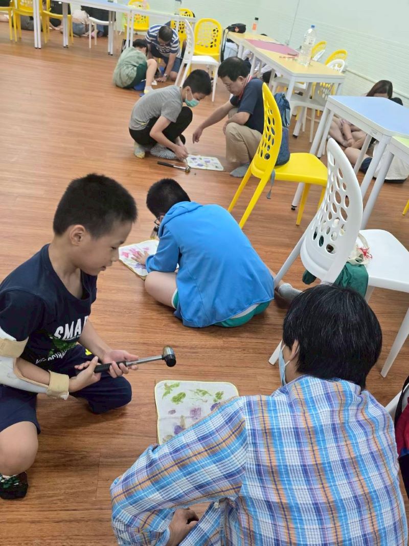 祖孫動起來幸福加溫 新北15校一日營玩出世代好感情 38 《圖說》清水國小祖孫營進行植物敲拓染。〈教育局提供〉