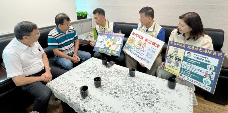 推動安心御老平台護榮民眷 陳立中拜會新北民政局 32 《圖說》新北榮服處長陳立中向新北市民政局局長林耀長(左2)及副局長莊茂坤(左1)說明輔導會「安心御老平台」專案。〈新北市榮服處提供〉