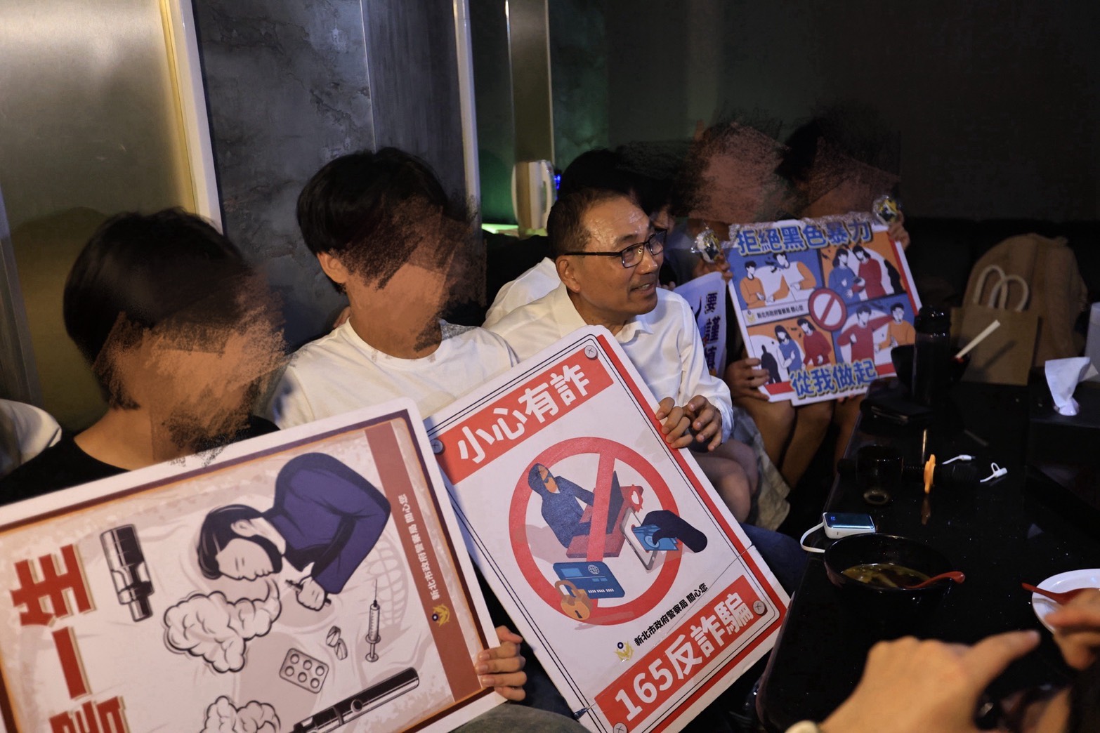 青春專案展開 侯:全面守護青少年安全 落實反毒打詐 50 《圖說》市長侯友宜向青少年(高中生)進行反詐及反毒宣導。〈新北市警局提供〉