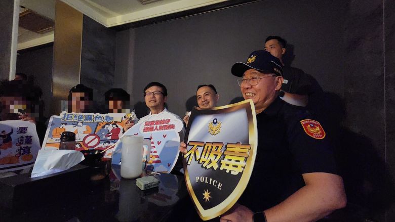 青春專案展開 侯:全面守護青少年安全 落實反毒打詐 51 《圖說》新北市警察局長方仰寧向青少年(高中生)進行反詐及反毒宣導。〈新北市警局提供〉