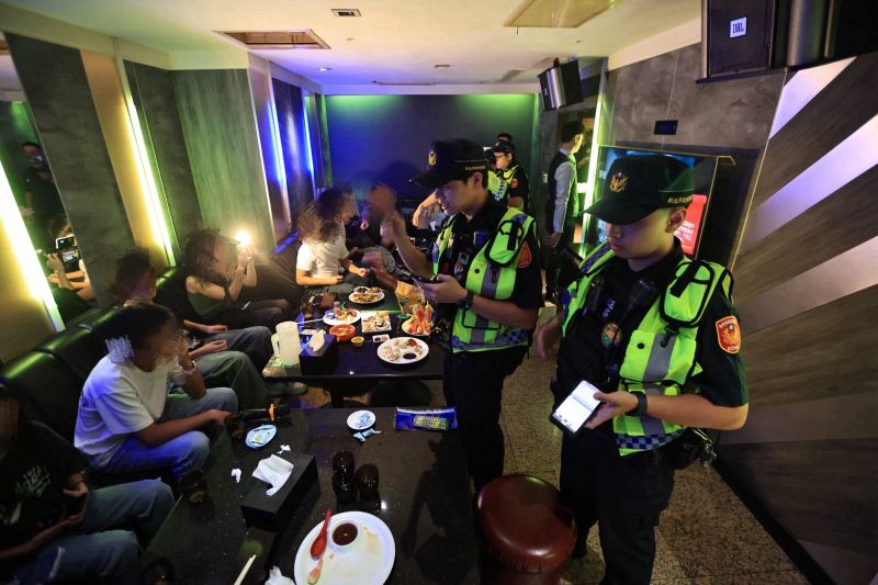 青春專案展開 侯:全面守護青少年安全 落實反毒打詐 56 《圖說》新北市警察局警力執行115年「青春專案」首日稽查臨檢勤務。〈新北市警局提供〉