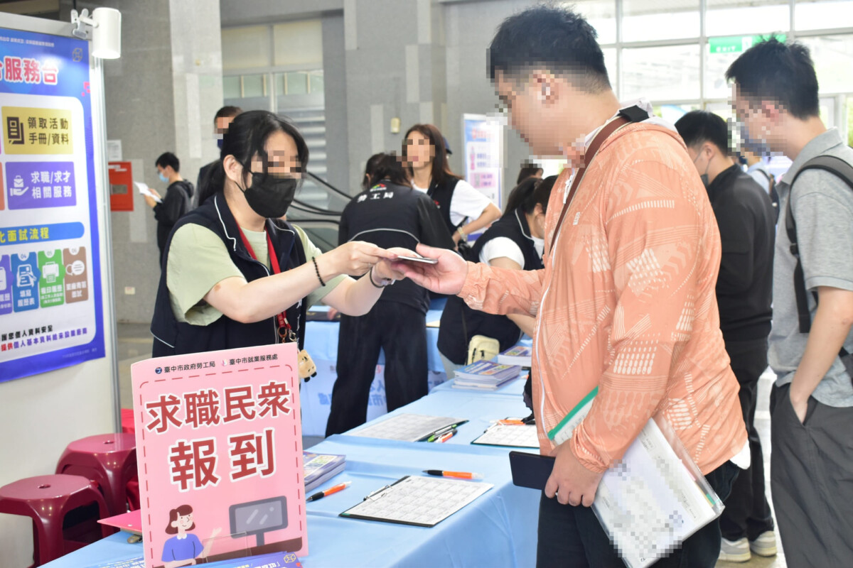 ▲求職民眾報到領取活動手冊。(圖/記者顏淑娟翻攝)