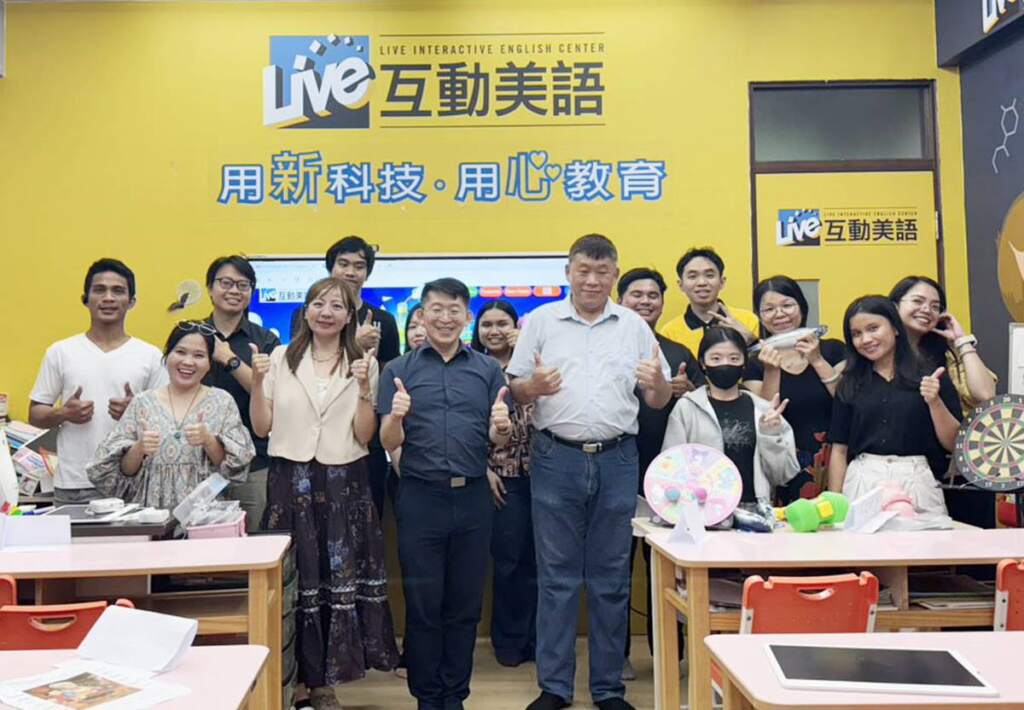 ▲大葉大學英語系陳俊福老師(前排右三)帶領課程學生到美語補習生實地教學。（圖／記者林明佑翻攝）