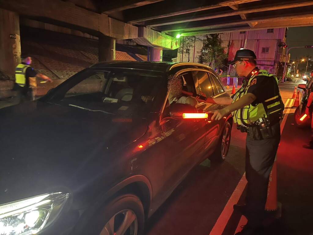 ▲彰化縣警察局於昨(29)日晚間執行「全國同步擴大取締毒駕專案勤務」,全縣8個分局同步展開大規模路檢、臨檢與掃蕩勤務,全面強化毒駕查緝與毒品溯源作為。(圖/彰化縣警察局提供)