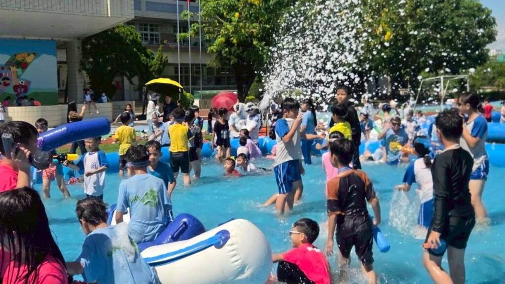 ▲國聖國小今年休業式特別辦理「玩水泡泡趴」活動，讓學生在水花、泡泡與歡笑聲中，為一學期的努力學習畫下最清涼、最難忘的句點，也開心迎接暑假的到來。（圖／記者林明佑翻攝）