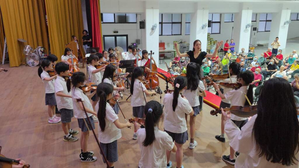 ▲慎齋國小音樂傳愛彰化榮家,悠揚樂音串起溫馨世代情。(圖/記者林明佑翻攝)