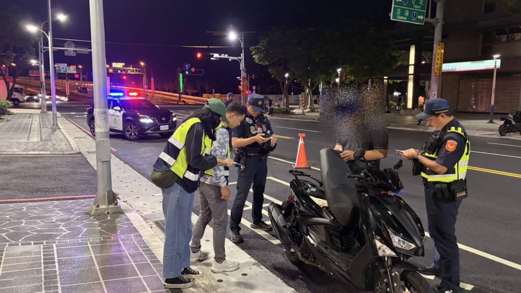 ▲環警共同合作打擊噪音車,確保道路安全與市民生活品質,共同維護安寧的居住環境。