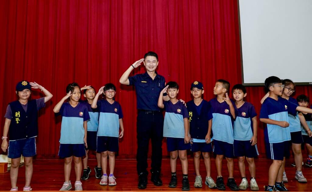 ▲萬興國小前往彰化縣警察局芳苑分局參加「115年犯罪預防」校外參訪活動,黃一航分局長親自到場與師生互動,歡迎小朋友近距離認識警察工作。(圖/彰化警方提供)