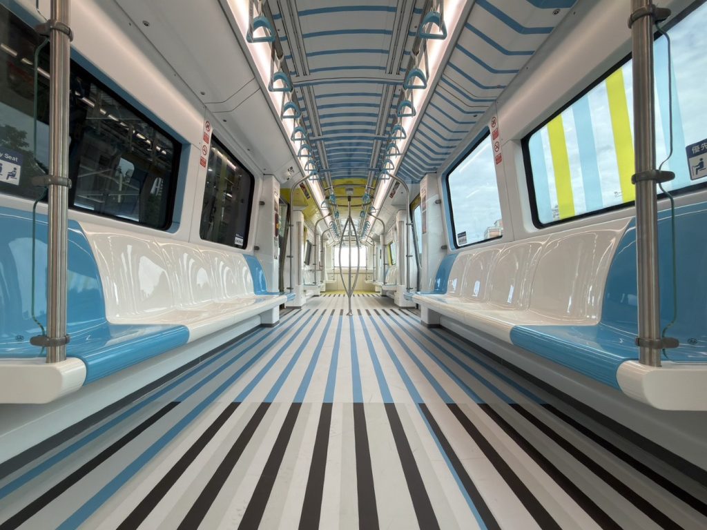 三鶯線主題列車結合美術館意象。(新北市政府捷運工程局提供)