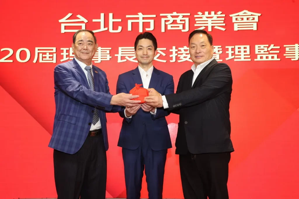 ▲ 台北市商業會完成第20屆理監事改選,由台北市長蔣萬安(中)監交,前任理事長吳發添(左)交棒東森集團總裁王令麟(右),王令麟高票當選新任理事長。
