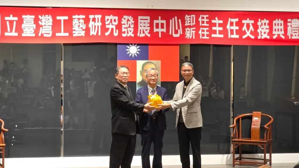 工藝中心舉行主任交接典禮,文化部長李遠擔任監交人,陳殿禮(右)卸任、梁晋誌(左)接棒,工藝中心邁向「工藝台灣」新里程。(圖/陳惠玲攝影)