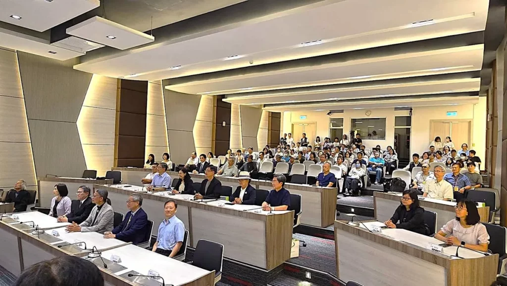 工藝中心今(30)日上午舉行主任交接典禮後大合影。(圖/陳惠玲攝影)