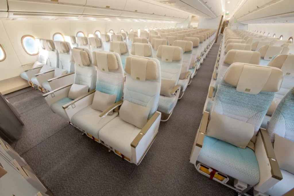 阿聯酋航空 A350 經濟艙配備可調式頭枕及寬敞腿部空間，長途飛行更舒適